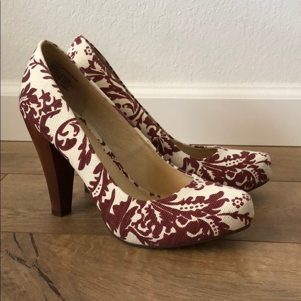 Kenneth Cole Tribeca tapestry heel 7.5